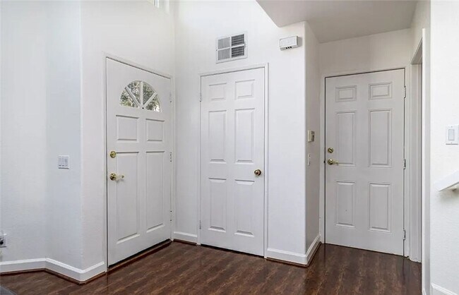 Foto del edificio - COMPLETELY REMODELED 3 Beds+2.5 Baths 2-st...