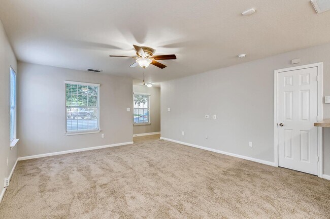 Building Photo - Newly Paint! New Carpeting!  3BR/2.5 Bath ...