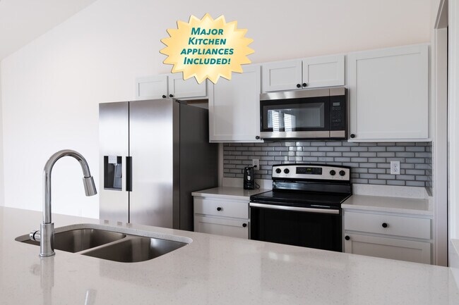 Cocina, lavavajillas, estufa, refrigerador y microondas incluidos. - 5347 Pinecrest Ct N