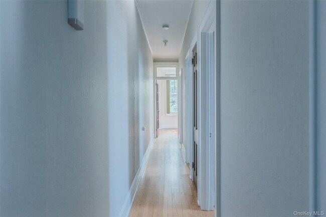 Foto del edificio - 295 Railroad Ave
