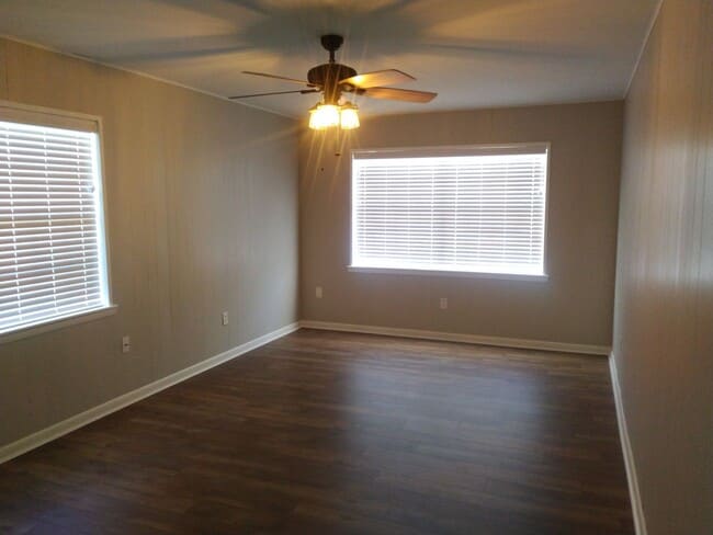 Building Photo - 2002 Glenhaven St