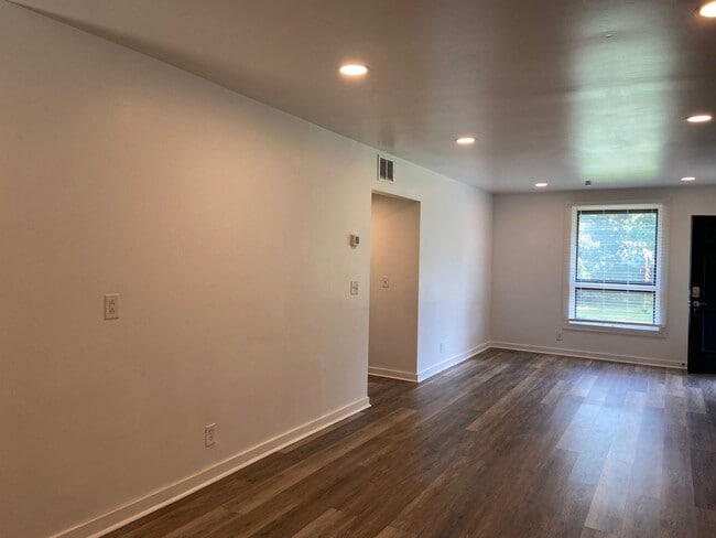Building Photo - 3/1 Brick Home in East Nashville Available...
