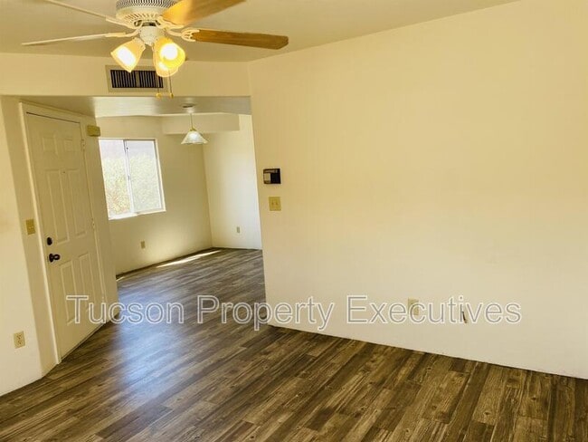 Building Photo - 3319 E Presidio Rd