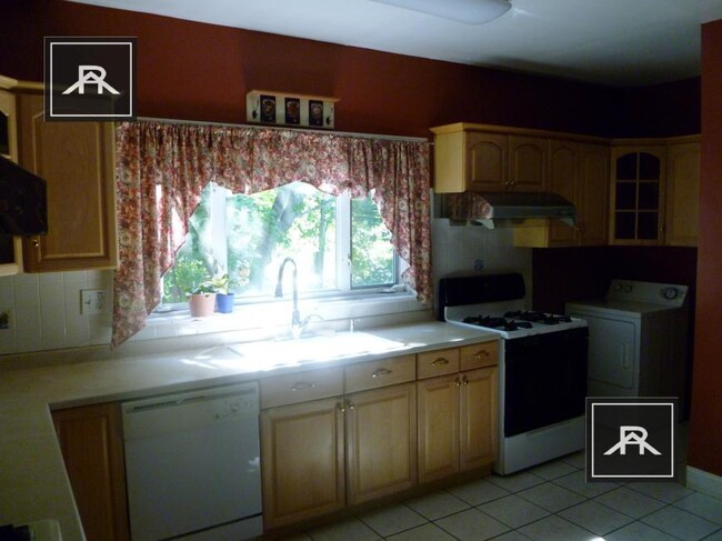Building Photo - 6 bedroom in Brookline MA 02446