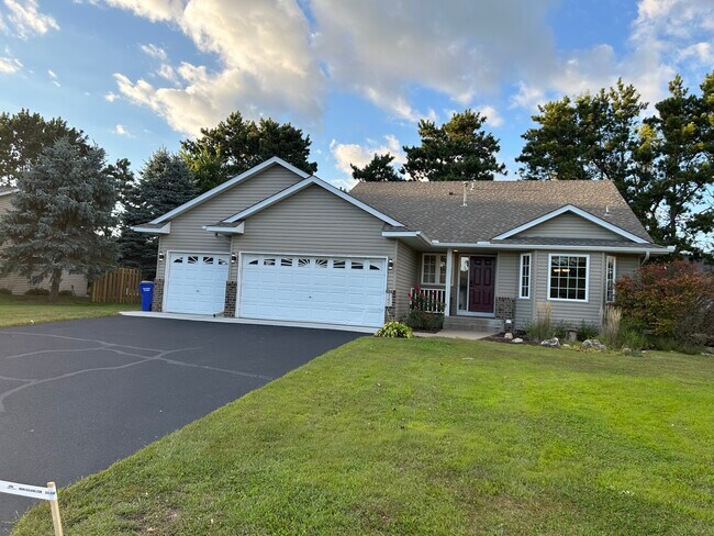 Foto del edificio - 345 Blue Spruce Ln