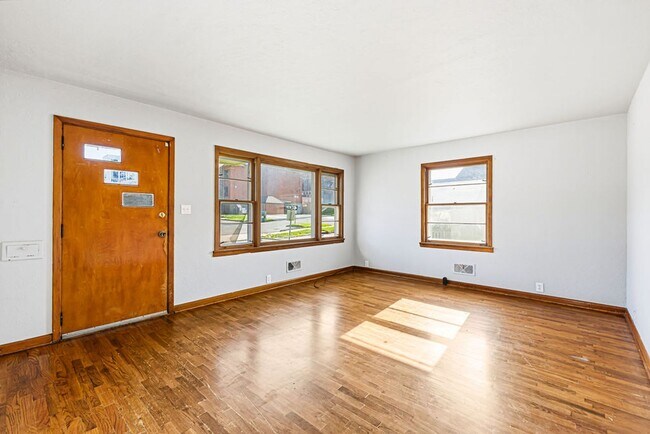 Foto del edificio - Updated 3-Bedroom Home with Attached Garage & Full Basement