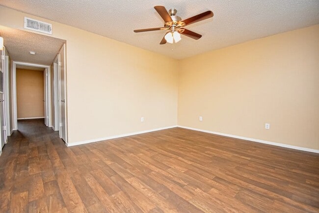 Building Photo - 1308 Jacksonville Dr