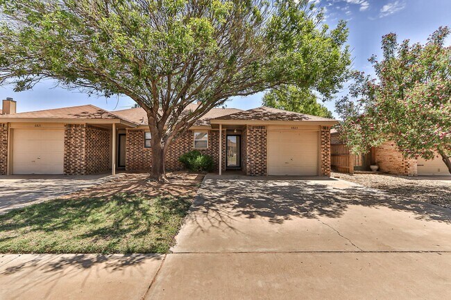 Building Photo - 2 Bedroom 2 Bathroom 1 Car Garage Duplex