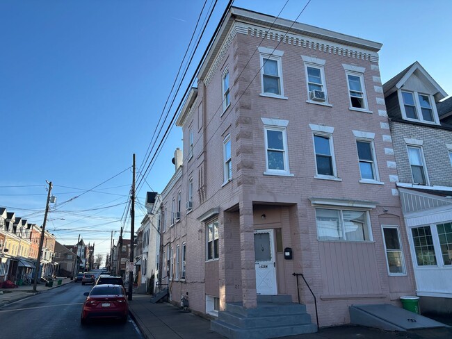 Building Photo - 1428 W Gordon St