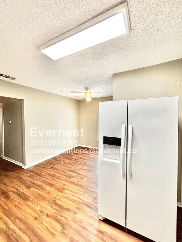 Building Photo - 2923 Azle Ave