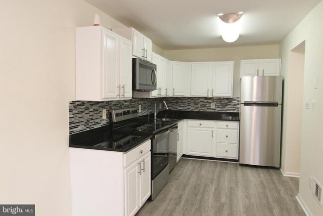 Building Photo - 9008 Sandalwood Dr