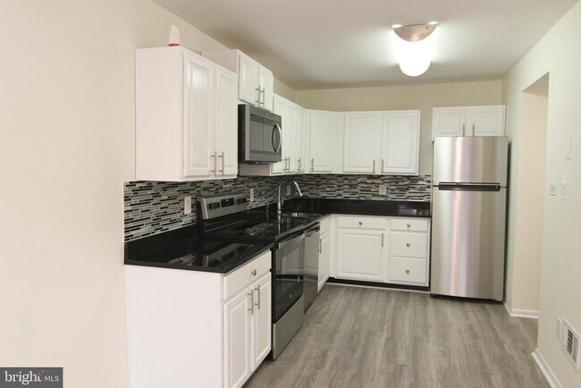 Foto del edificio - 9008 Sandalwood Dr