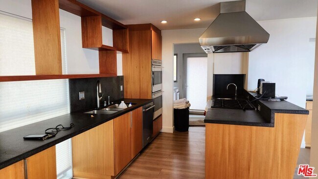 Foto del edificio - 7008 Vista Del Mar Ln