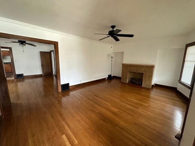 Foto del edificio - 2537 E 126th St