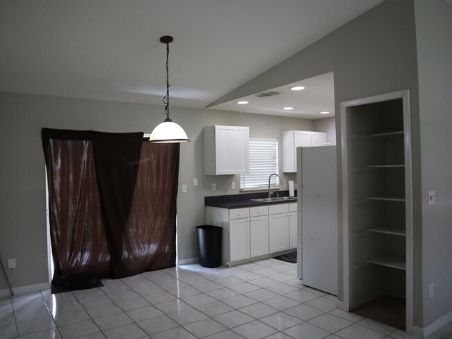 Foto del edificio - Cute 3 bedroom 2 bath 1 Car Garage  $1`650.00 Call Carole Arcaro 386-216-4900 Deltona Lakes Realty