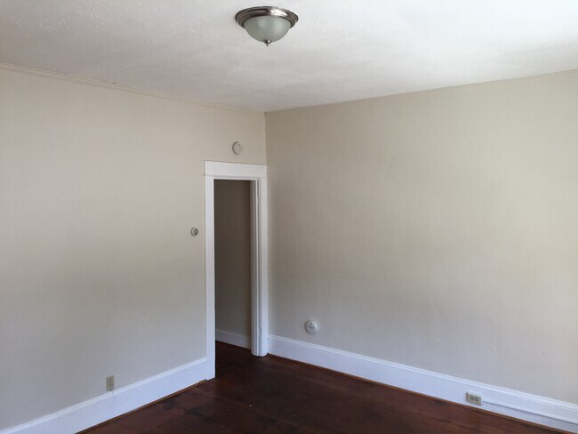 Building Photo - 8007-8015-8015 N Denver Ave