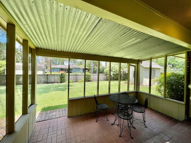 Foto del edificio - Gorgeous Three Bedroom Home In A Wonderful...