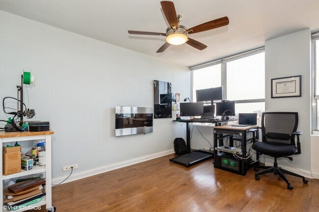 Foto del edificio - 655 W Irving Park Rd