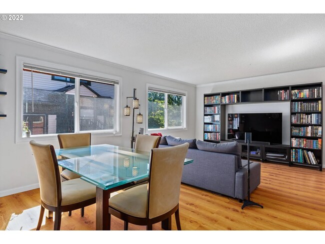 Foto del edificio - NE  ~ Charming  2 Bedroom 1 Bathroom Condo! Reserved Parking, Storage , Some Utilities Included! ...