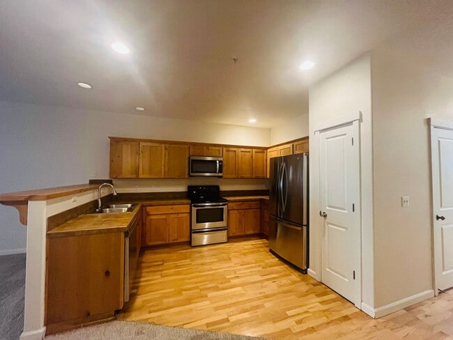Building Photo - Modern & Spacious Townhome Near Nike HQ, T...