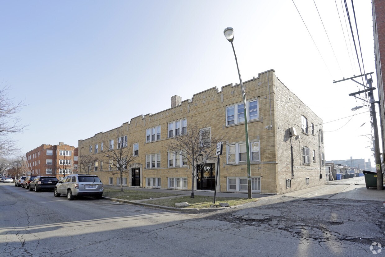 Building Photo - 6100-6104 S Troy St