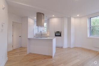 Building Photo - 5530 Ch De La Côte-Saint-Luc