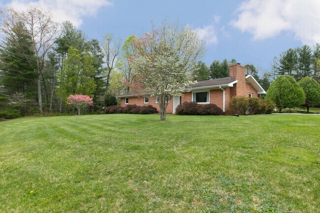 Foto del edificio - 3BR/2BA Home with Detached Garage – Fletcher, NC