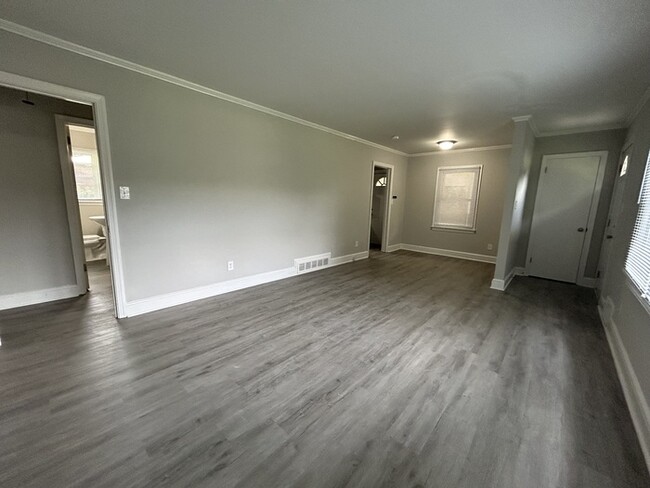 Building Photo - 1323 Meadowbrook Cir