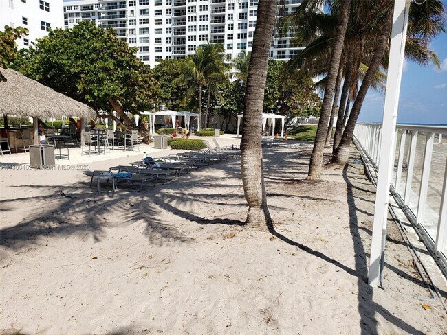 Foto del edificio - 3000 S Ocean Dr