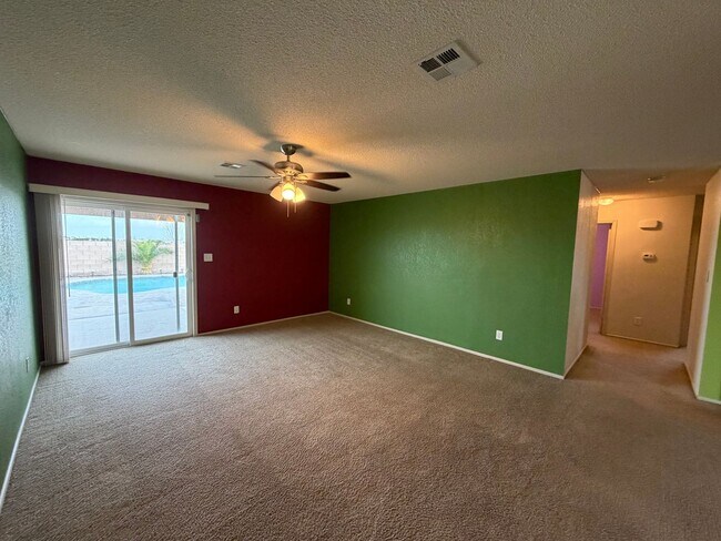 Foto del edificio - POOL & SOLAR HOME!