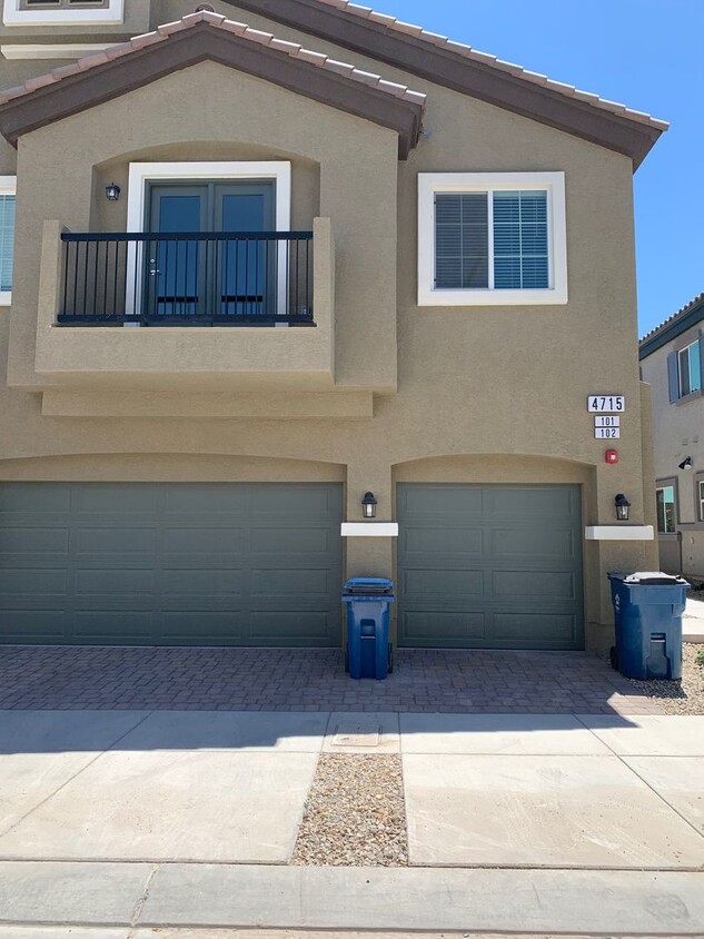 Foto principal - Beautiful 2 bedroom-2 bath Townhome