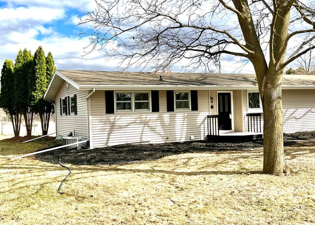 Building Photo - 1202 N Green Grove Rd