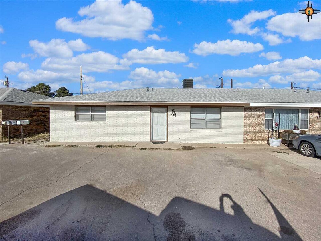 Foto principal - 708 E Sunset Dr