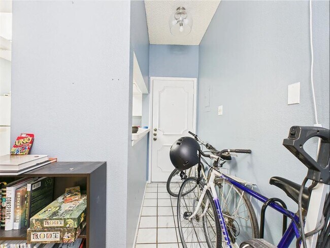 Building Photo - 806 W 24th St