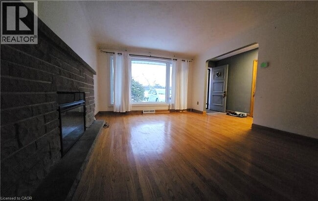 Building Photo - 730 Garth St