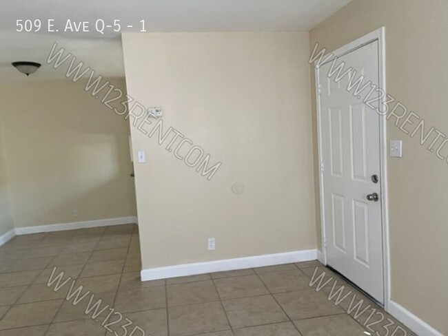 Foto del edificio - 2BD/1BTH SECOND FLOOR APARTMENT EAST PALMDALE