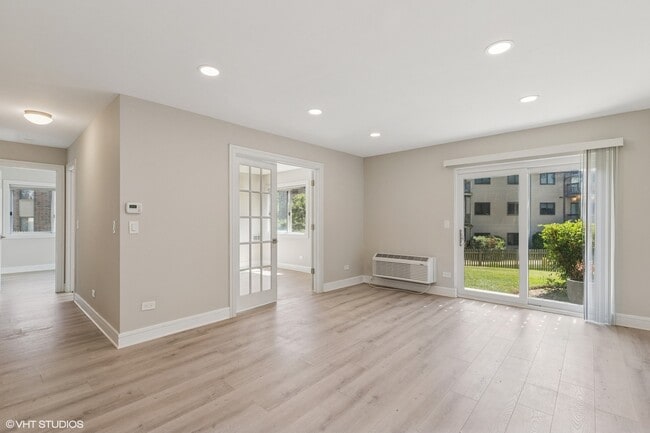 Building Photo - 940 N Lakeside Dr