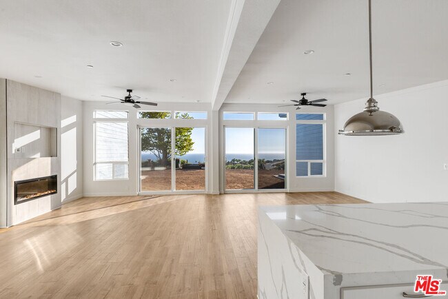 Foto del edificio - 30127 Cuthbert Rd