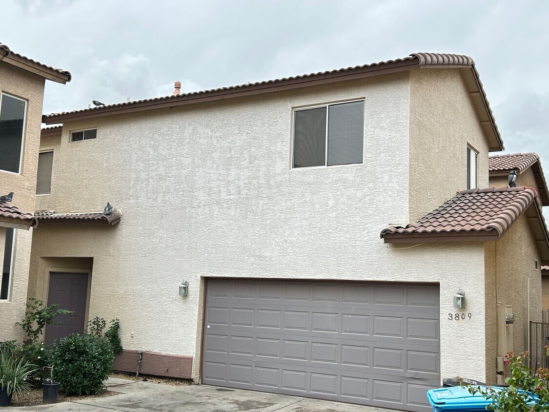 Foto principal - 3 Bedroom 2 1/2 Bathroom Freshly painted & carpet, Close to Grand Canyon University