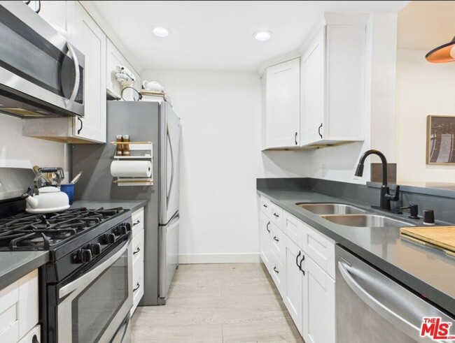 Building Photo - 2BR + 2BA Townhome in KTown/Wilshire Cente...