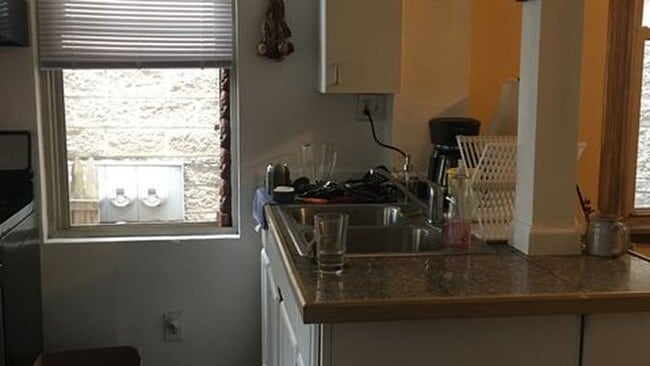 Building Photo - 821 N Hermitage Ave