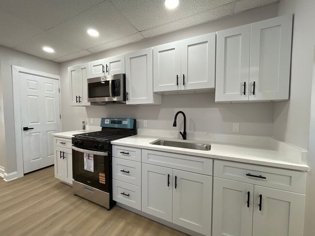 Foto del edificio - Completely renovated Allentown home offering the feel of brand-new construction