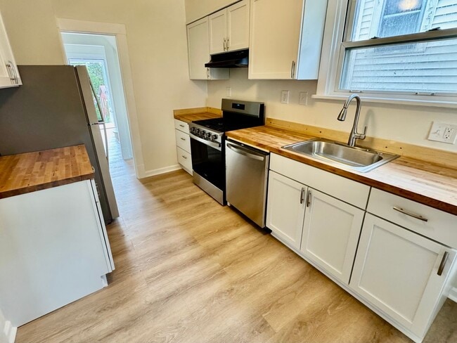 Building Photo - 4 Bed/1 Bath Home in Beechview with Bonus ...