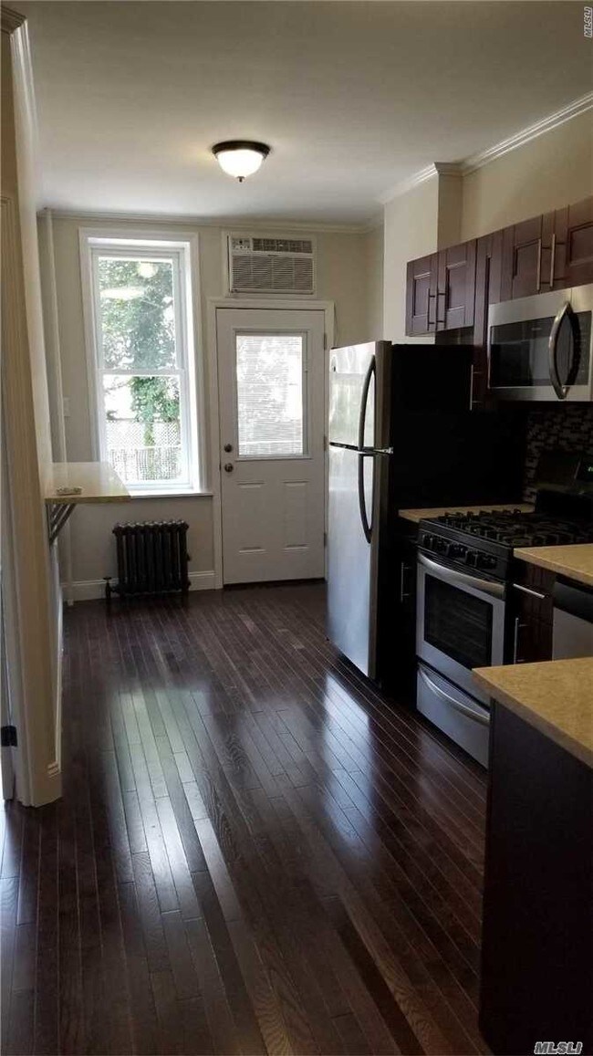 Foto del edificio - 75-12 64th Pl