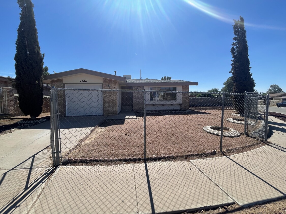 Primary Photo - 1540 Raphael Cir