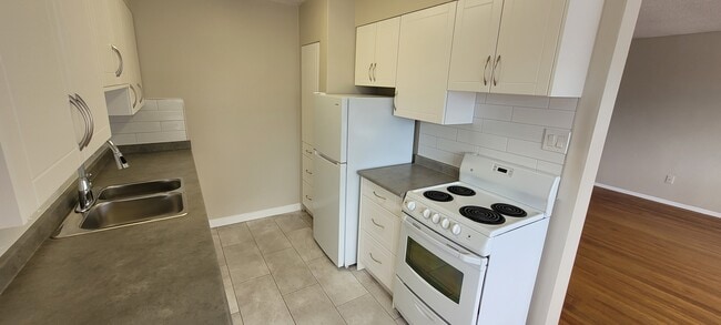 Building Photo - Prince Charles Apartments