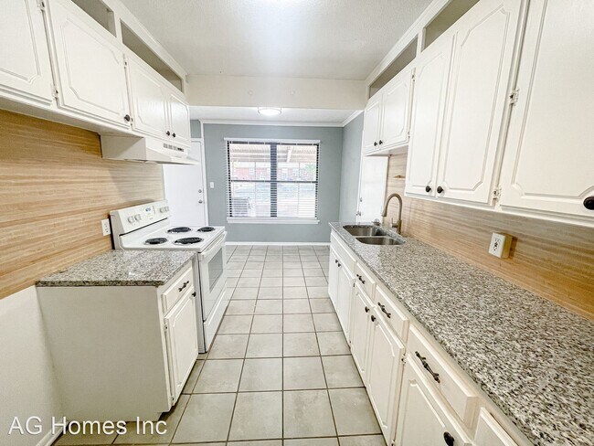 Building Photo - 3 br, 1 bath House - 1216 NE 48th St