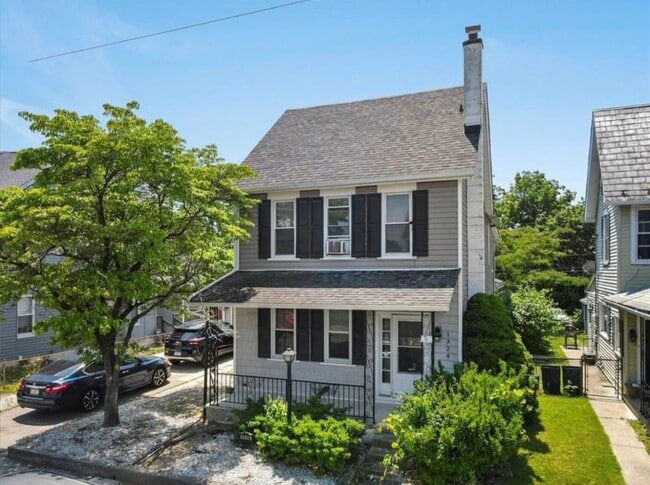 Building Photo - 1324 Main St