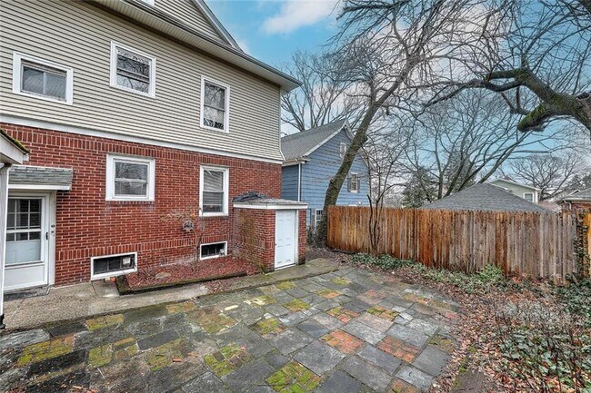 Building Photo - 113 3rd St