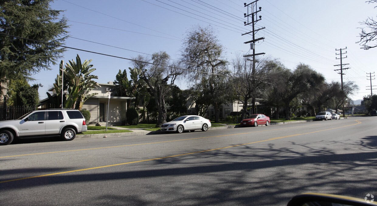 5700 Avenida Hazeltine - 5700 Hazeltine Ave